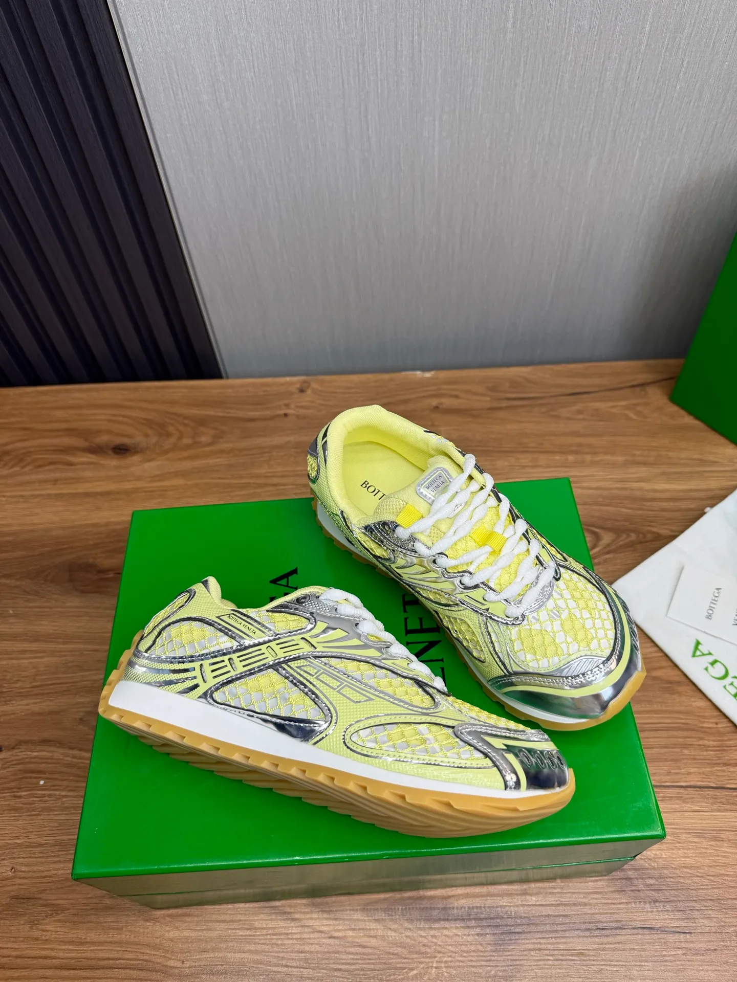 Men's men's shoes 💰620💰 BV top version 𝘽𝙊𝙏𝙏𝙀𝙂𝘼 𝙑𝙀𝙉𝙀𝙏𝘼 Orbit sneakers Wang Yibo same style couple style dad shoes 🩷💚 Runner sneakers, made of lightweight technical mesh fabric. Features a geometric patterned rubber outsole. Pay attention to the package craftsmanship ❕ High version shipping ❗️ Very nice, durable to play with and durable to make ✔️ Standard version 💯💯 The outsole is made of color-blocked TPU outsole. Women’s model 35-41 (40 41 customized) Men’s model 39-46 (45.46 customized) Equipped with original packaging